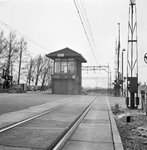 154719 Afbeelding van het seinhuis (Post I) bij de overweg aan het Guispad ten noorden van het N.S.-station ...